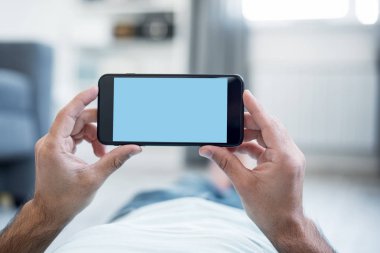 Akıllı telefon erkek elinde. Kırpma yolu dahil.