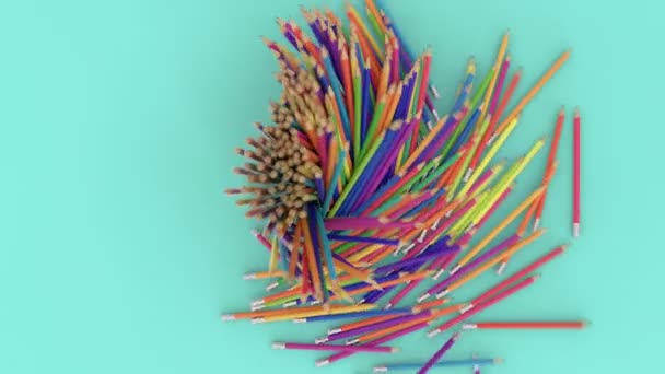 Muchos lápices multicolores caen desde la posición de pie . — Vídeo de stock