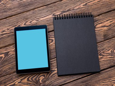 Tablet Pc Cafe masa üzerinde sahte kadar. Kırpma yolu dahil.