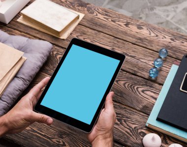 Dijital tablet bilgisayarı erkeklerin elinde