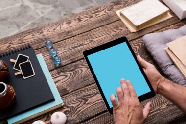 Dijital tablet bilgisayarı erkeklerin elinde