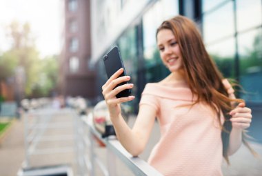 Ateş selfie çekerken gülümseyen genç kız
