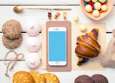 Beyaz ahşap masaüstü iPhone'da