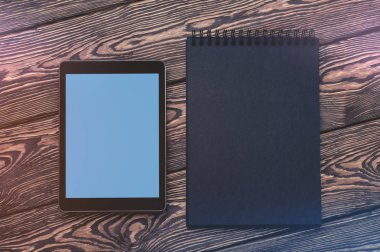 Tablet Pc Cafe masa üzerinde sahte kadar. Kırpma yolu dahil.