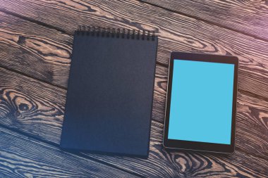 Tablet Pc Cafe masa üzerinde sahte kadar. Kırpma yolu dahil.