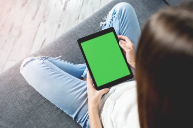 Kadın bir diğer tablet, birlikte kanepede alır.