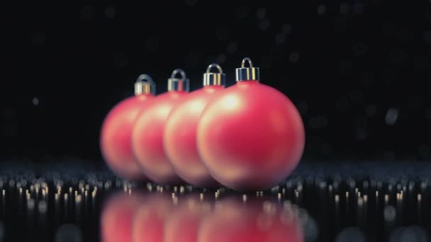 Camera vlieg rond van frosty glanzend rode kerstballen — Stockvideo