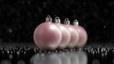 Ayaz parlak kırmızı Noel topları çevresinde kamera sinek