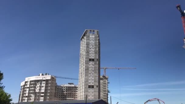 O processo de construção de edifícios residenciais altos . — Vídeo de Stock