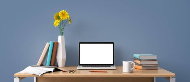 Dizüstü bilgisayar maketile ev ofis işyeri konsepti