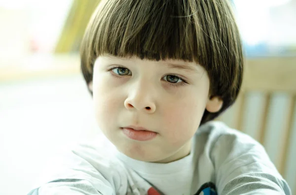 Niño Triste Sentado Mirando Distancia Fondo Claro —  Fotos de Stock