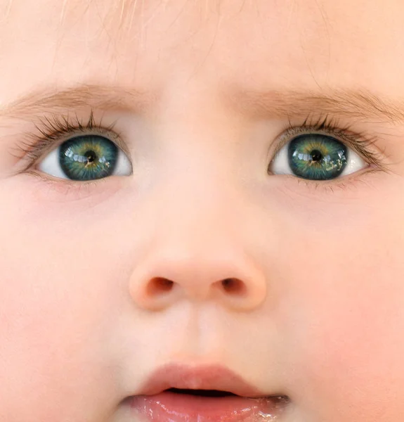 Rosto do bebê close-up imagem, pele macia e olhos impressionantes — Fotografia de Stock