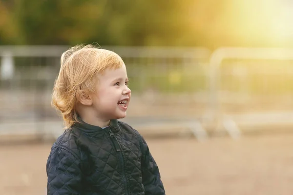Dva Roky Chlapec Usmívá Hledí Slunce — Stock fotografie