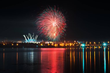 Şehirde havai fişekler