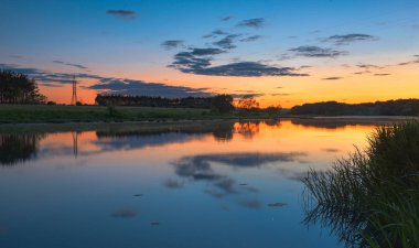 tepeler ve tarlalar üzerinde gün batımı