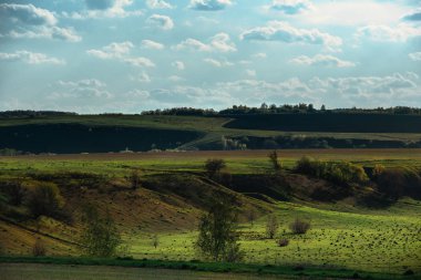 alanları ve güzel bulutlar ile manzara