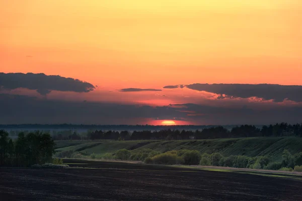 Sonnenuntergang Über Den Hügeln Und Feldern — Stockfoto