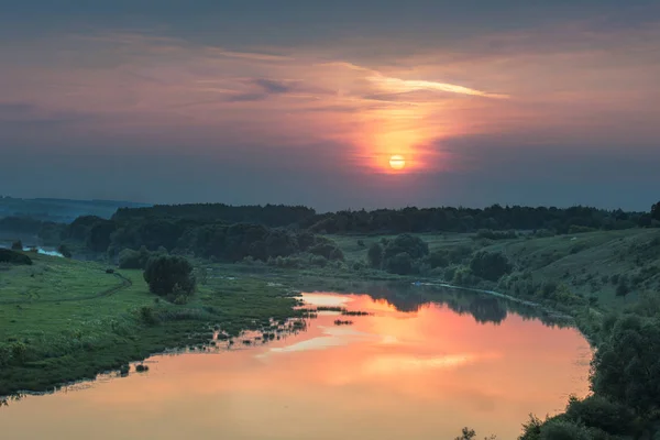 Zachód Słońca Nad Wzgórzami Polami — Zdjęcie stockowe