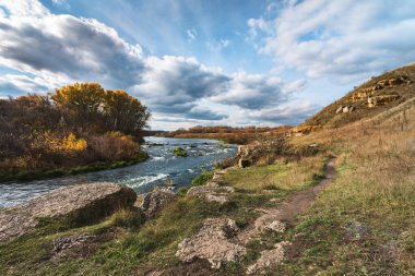 Nehirli sonbahar manzarası. Sarı yapraklar, nehir, sonbahar ormanı, tepeler, sonbahar, Eylül, Ekim. Sonbaharda Rus manzarası. Rusya 'da sonbahar