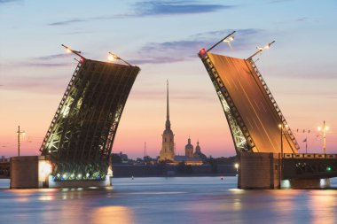 St. Petersburg 'da Drawbridge. Peter ve Paul Fortres. St. Petersburg' da beyaz geceler..
