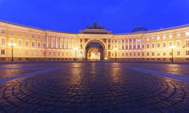 St. Petersburg 'daki Palace Meydanı. Alexander Kolonu..