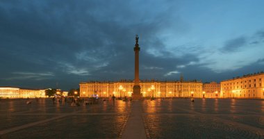 St. Petersburg 'daki Palace Meydanı. Alexander Kolonu..