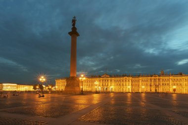 St. Petersburg 'daki Palace Meydanı. Alexander Kolonu..