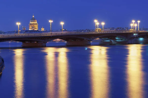 Cattedrale San Isacco Notte Riflessioni Ponti San Pietroburgo Sullo Sfondo — Foto Stock