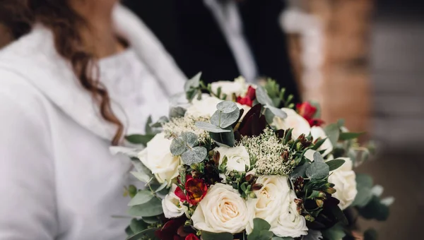 Bröllopsbukett Bestående Huvudsakligen Vita Rosor Gröna Dekorativa Blad Och Mindre — Stockfoto