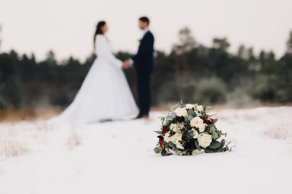 Bröllopsbukett Bestående Vita Rosor Och Dekorativa Blad Bukett Ligger Snöig — Stockfoto