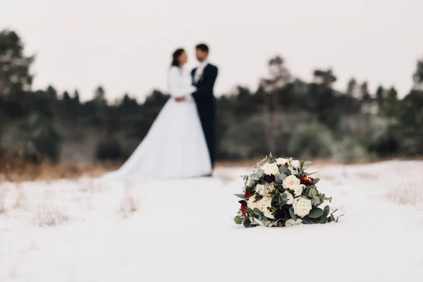 Bröllopsbukett Bestående Vita Rosor Och Dekorativa Blad Bukett Ligger Snöig — Stockfoto