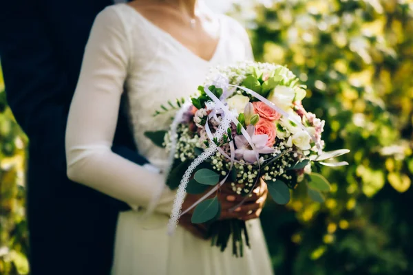 Bröllopsbukett Bestående Rosor Andra Typer Blommor Dekorativa Blad Och Kompletteras — Stockfoto