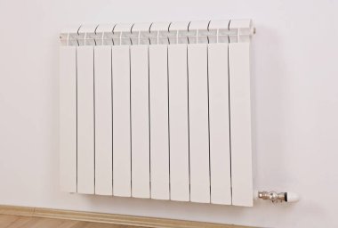 Ev Isıtma kavramı. Beyaz radyatör yakın çekim