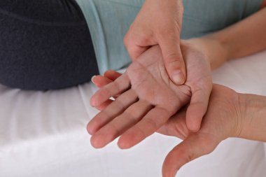 Acupressure. Terapist şifa tedavi tedavi kadın eli üzerinde yapıyor. Alternatif Tıp, ağrı Rölyef kavramı