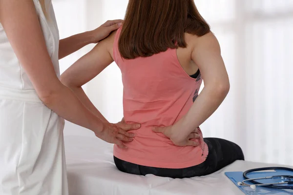 Vrouw Lijdt Aan Lage Rug Tijdens Het Medisch Onderzoek Chiropractie — Stockfoto
