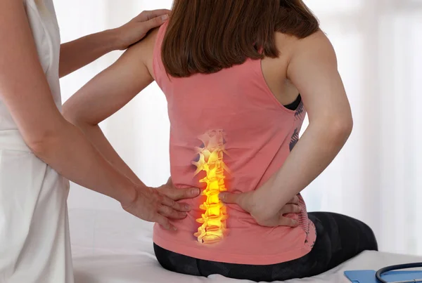 妇女在体检中患低背部 脊椎治疗 替代医学 止痛概念 — 图库照片