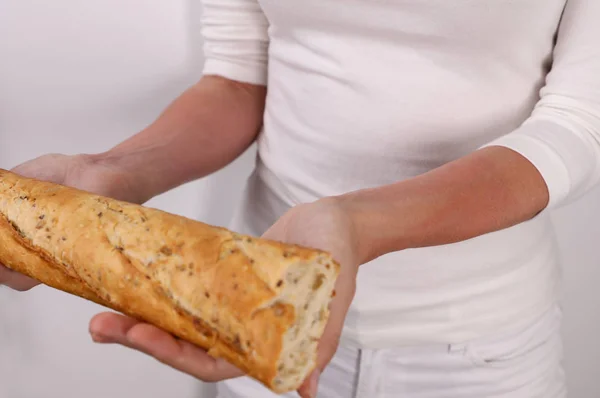 Frau Die Weizen Und Glutenallergie Leidet Hält Brot Lebensmittelallergien Symptome — Stockfoto