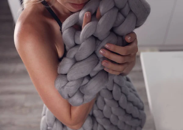 Чувственная Женщина Покрытая Теплым Мягким Шерстяным Одеялом Мериносов Уютный Зимний — стоковое фото