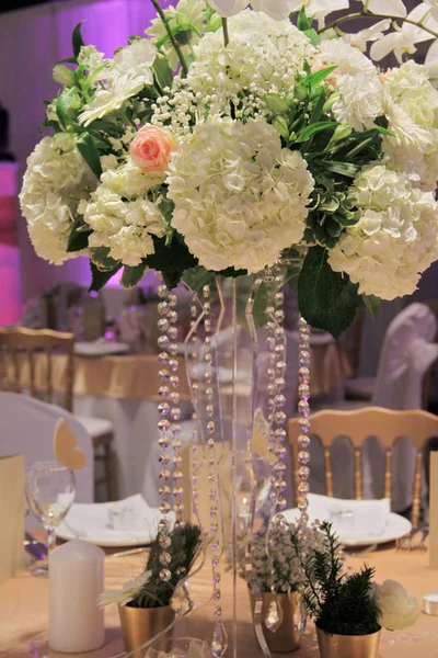 Decoração Flor Mesa Casamento Hortênsia Rosas Buquê Orquídeas Evento Glamoroso — Fotografia de Stock