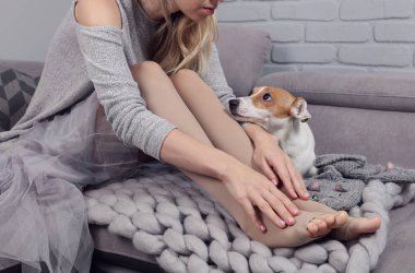 Yüksek sıkıştırma çorap giyen kadın varis önleme, yakın çekim, köpek sahibi destekler