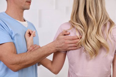 Chiropractic arka ayarlama sahip bir kadın. Osteopati, fizik tedavi, spor yaralanma rehabilitasyon kavramı, bütüncül bakım