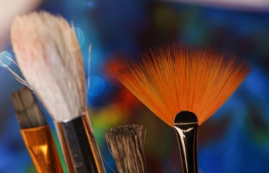 Resim, sanat, yaratıcılık, hobi kavramı. Sanatçı boya fırçaları yakın çekim