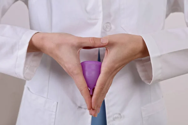 Arzt Gynäkologe Mit Menstruationstasse Weibliche Phase Intimhygiene Konzept — Stockfoto