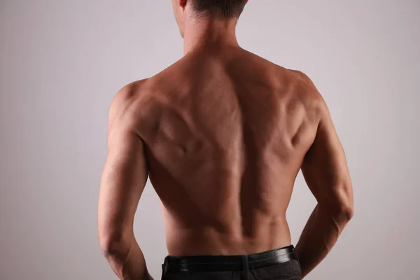 Rückansicht eines gut aussehenden, muskulösen Mannes, Rückenmuskeln. männliches Wachsen — Stockfoto