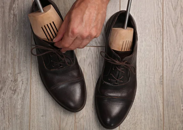 Cómo expandir / estirar zapatos de cuero ajustados — Foto de Stock