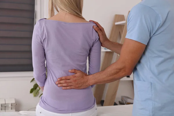 Femme ayant un ajustement chiropratique du dos. Ostéopathie, physiothérapie, concept de réadaptation pour blessures sportives — Photo