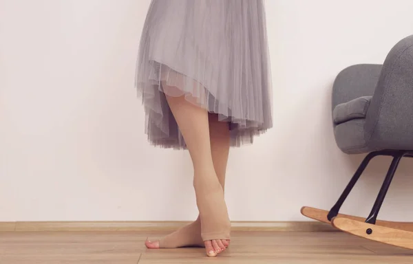 Варикозное расширение вен, компрессионные колготки, облегчение усталых ног. Красивые женские ноги в чулках — стоковое фото