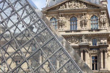 Paris'teki Louvre Müzesi yakın çekim