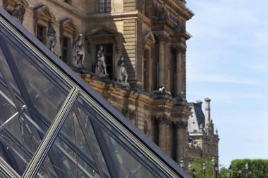 Paris'teki Louvre Müzesi yakın çekim
