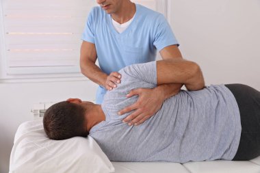 Sırt ağrısı, fizyoterapi. Man Chiropractic ağrı kesici ayarı / Kinesiyoloji tedavisi . Osteopati uygulayıcısı